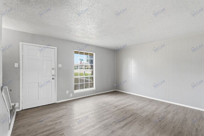 Building Photo - 304 Candlewood Ln