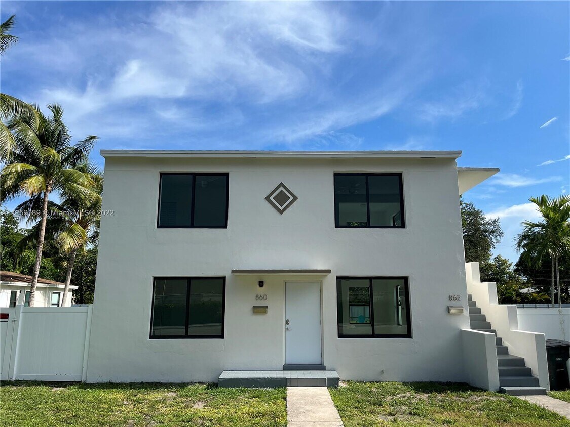 Foto principal - 860 NE 124th St