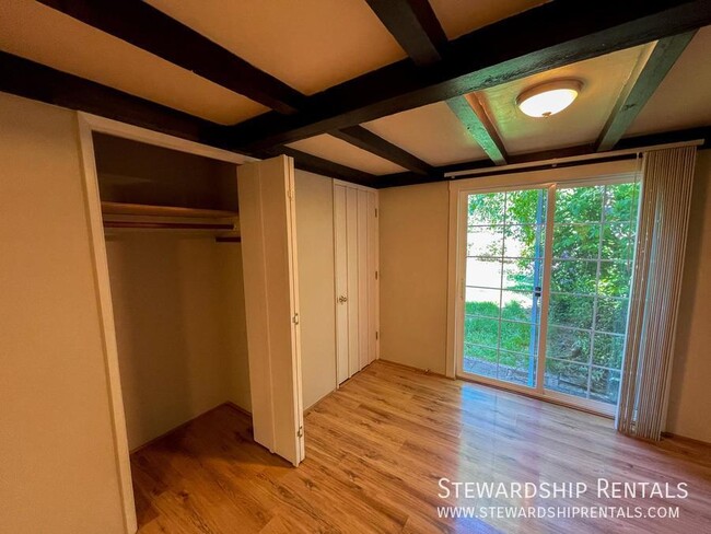 Building Photo - Unique studio in great neighborhood!