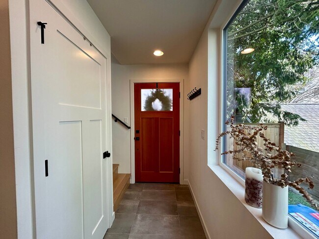 Foto del edificio - Spacious Ballard Townhome- 2 Bedrooms with Parking