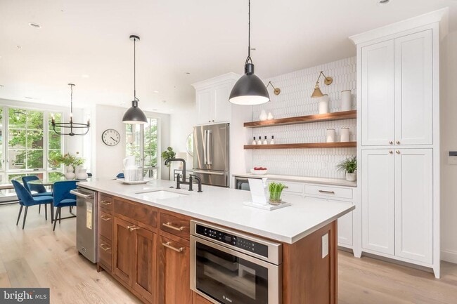 Building Photo - Luxury Rowhome Condo with Private Rooftop ...