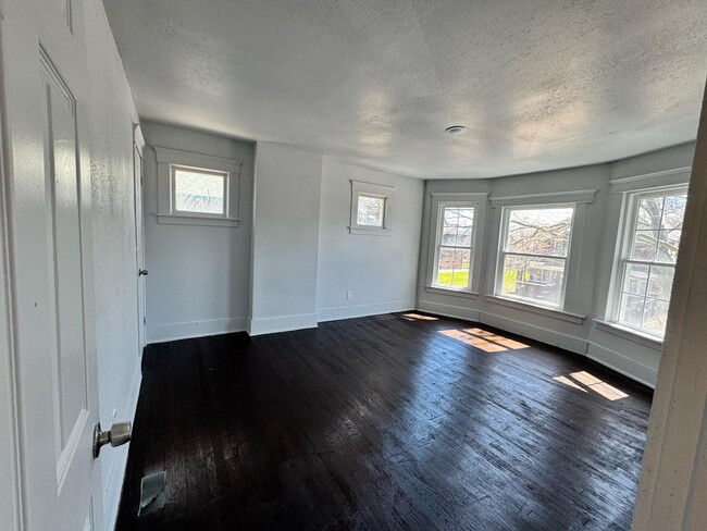 Building Photo - 3262 Hogarth St