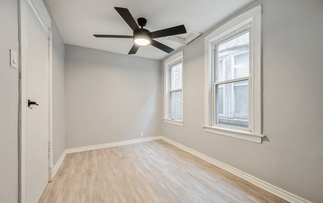 Foto del edificio - 1353 N Harding Ave