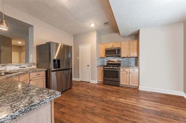 Building Photo - 1835 Oak Ridge Dr