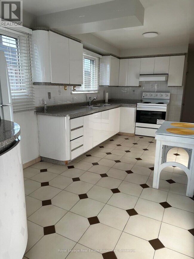 Photo du bâtiment - 1590 Coram Crescent