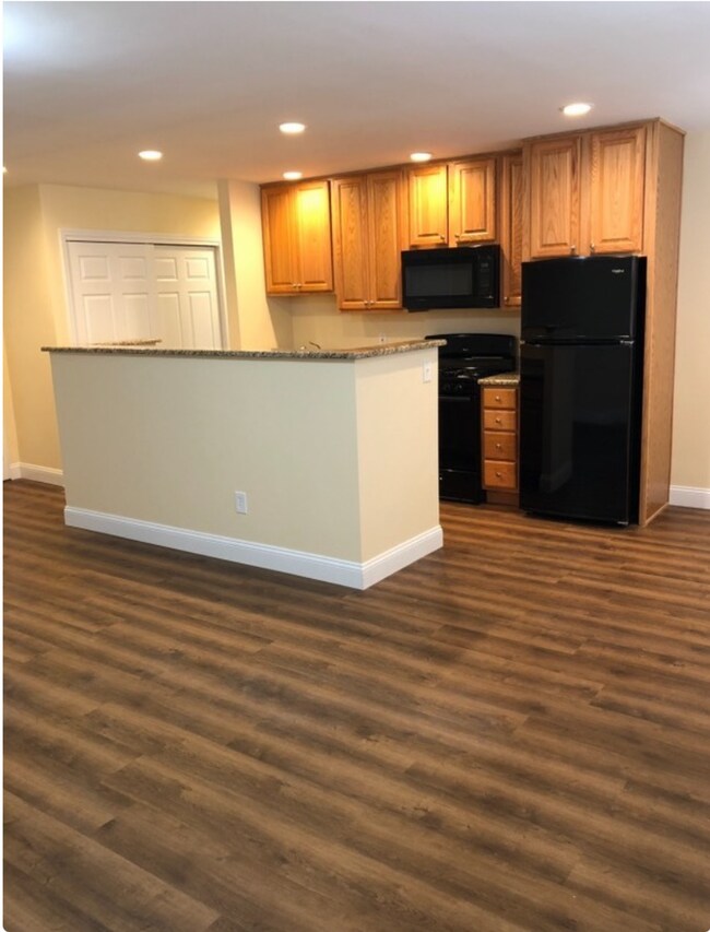 Building Photo - Beautifully One Bedroom Two Blocks From Train!! On-Site Parking available!