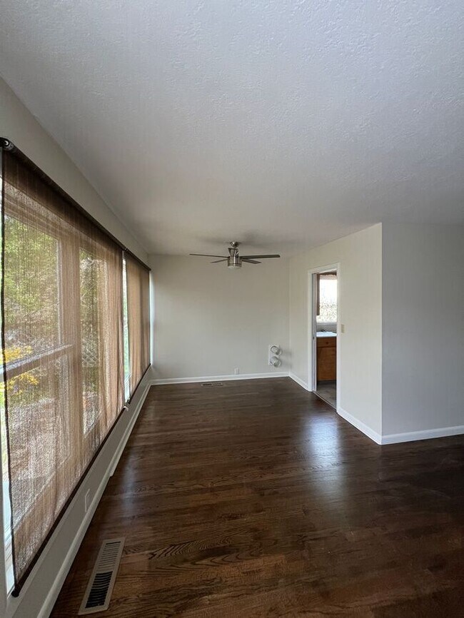 Foto del edificio - Professional Photos Coming Soon | Your Mt. Tabor Oasis: Huge Yard, Oversized Shop-Garage & Sun-Dr...