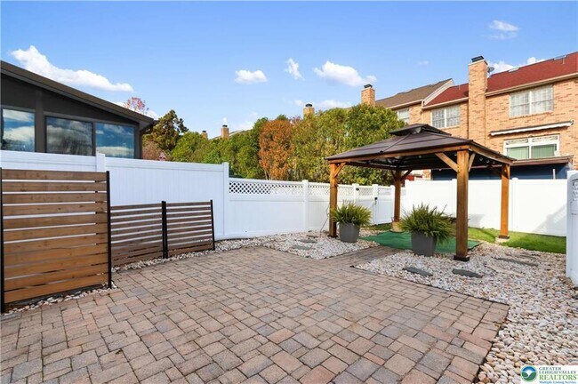 Foto del edificio - 1885 Redwood Dr