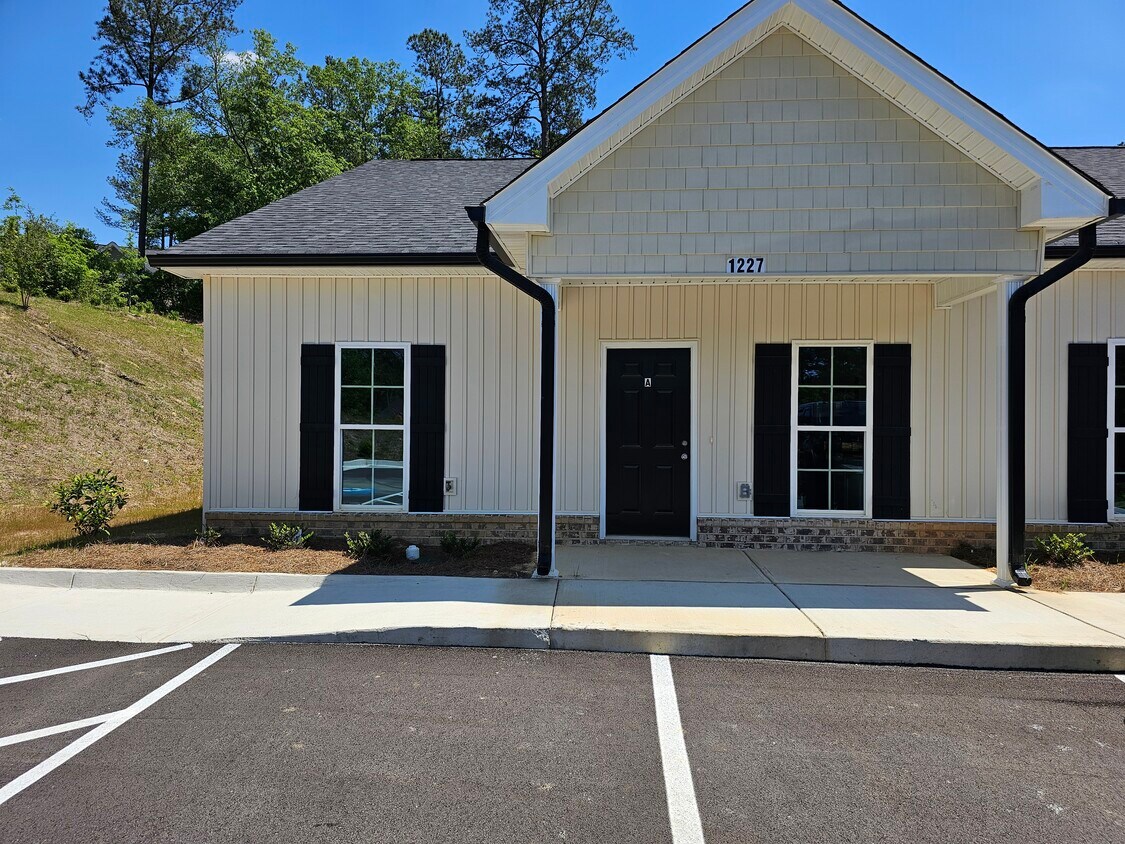 Front - 1227A University Ln