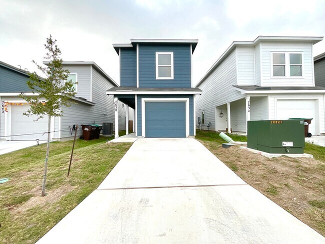 Foto del edificio - Modern 3-Bed, 2.5-Bath Home with Included Internet & Fenced Backyard in a Growing Community