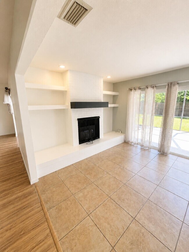 Building Photo - 534 Sevilla Dr