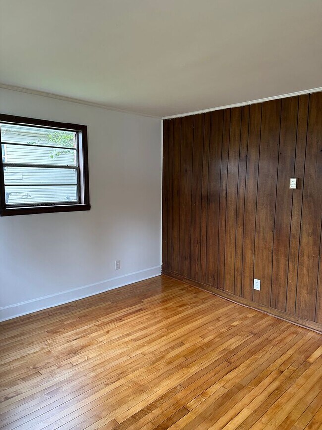 Building Photo - 3 Bedroom / 1 Bath Home
