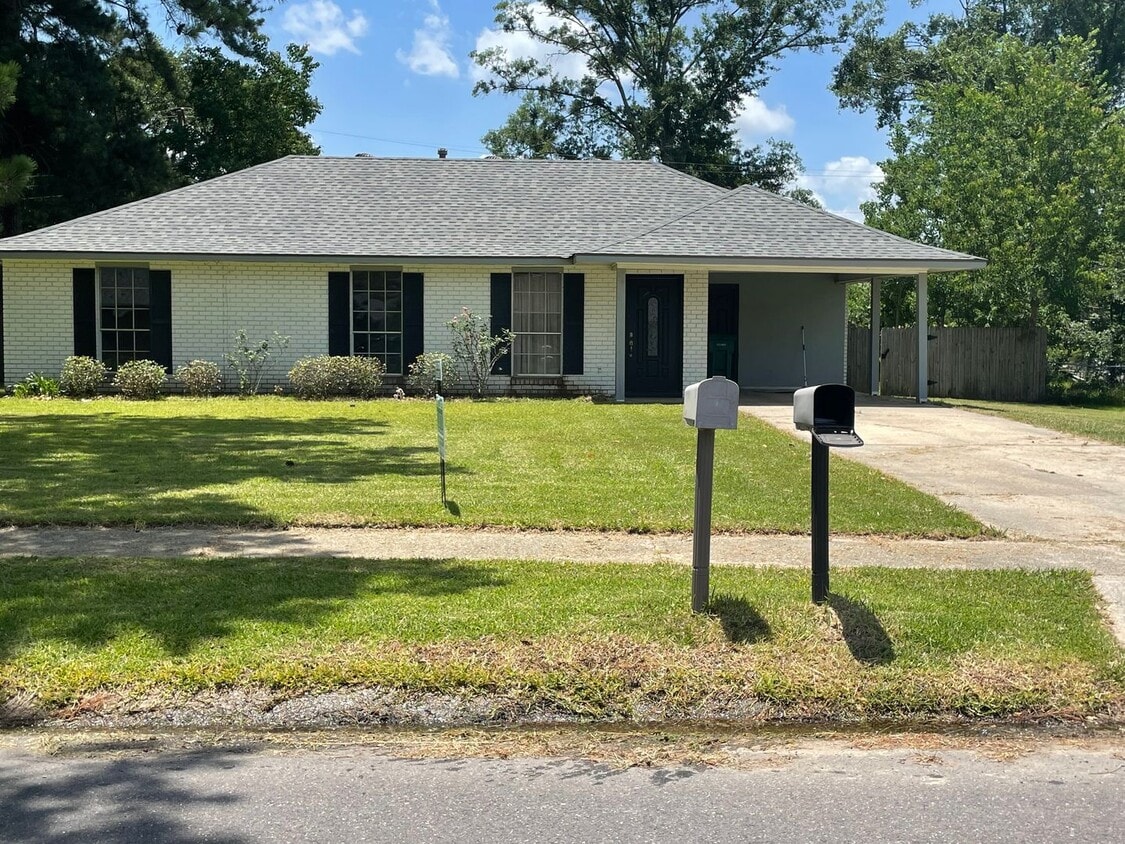 Primary Photo - CHARMING 3-BEDROOM HOME FOR RENT IN ZACHAR...
