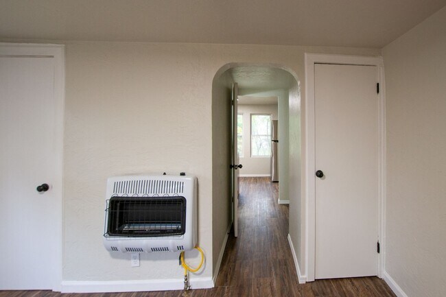 Building Photo - 1612 N Villa Ave Triplex