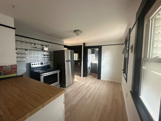 Foto del edificio - 17 1/2 Domenick St