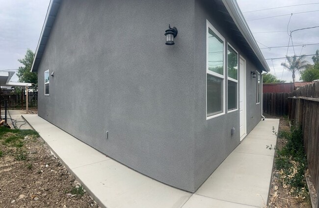 Building Photo - 119 Pereira Ave