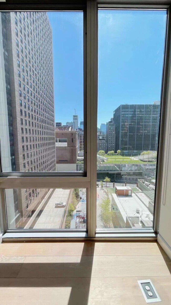 Building Photo - 225 W 60th St
