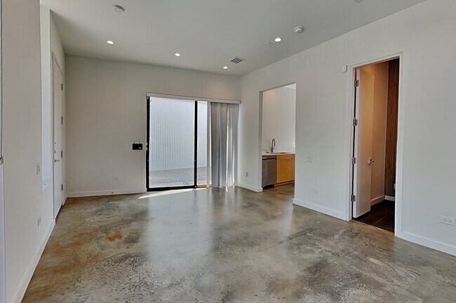 Building Photo - 904 Blackland Ct