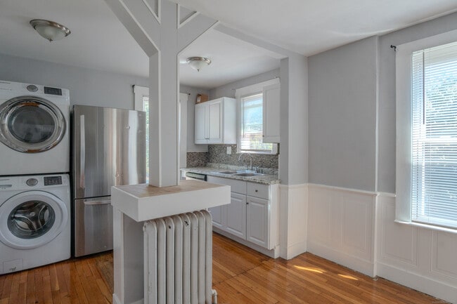 Building Photo - 33 Evergreen Ave