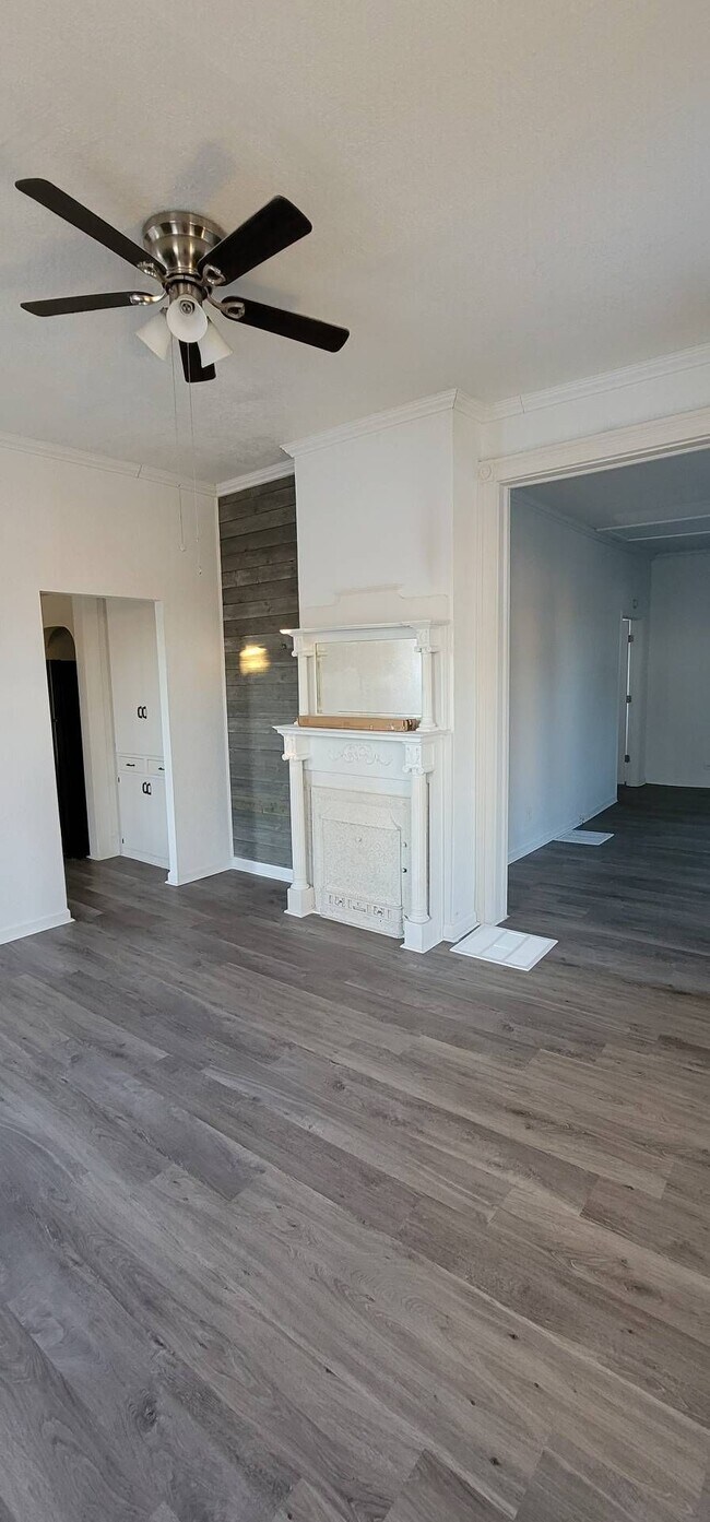 Building Photo - 603 N Van Buren St