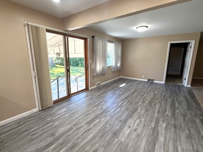 Building Photo - Newly remodeled 5 bedroom, 3 bath ranch style home