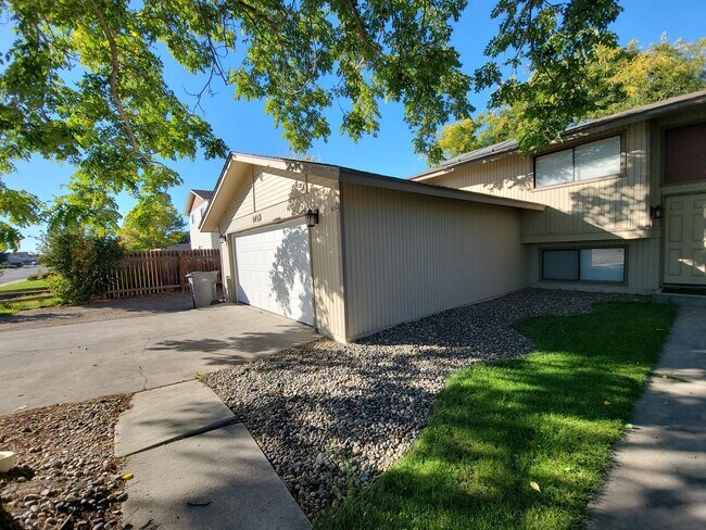 Foto del edificio - Spacious Two-Story Home with 5 Bedrooms + ...