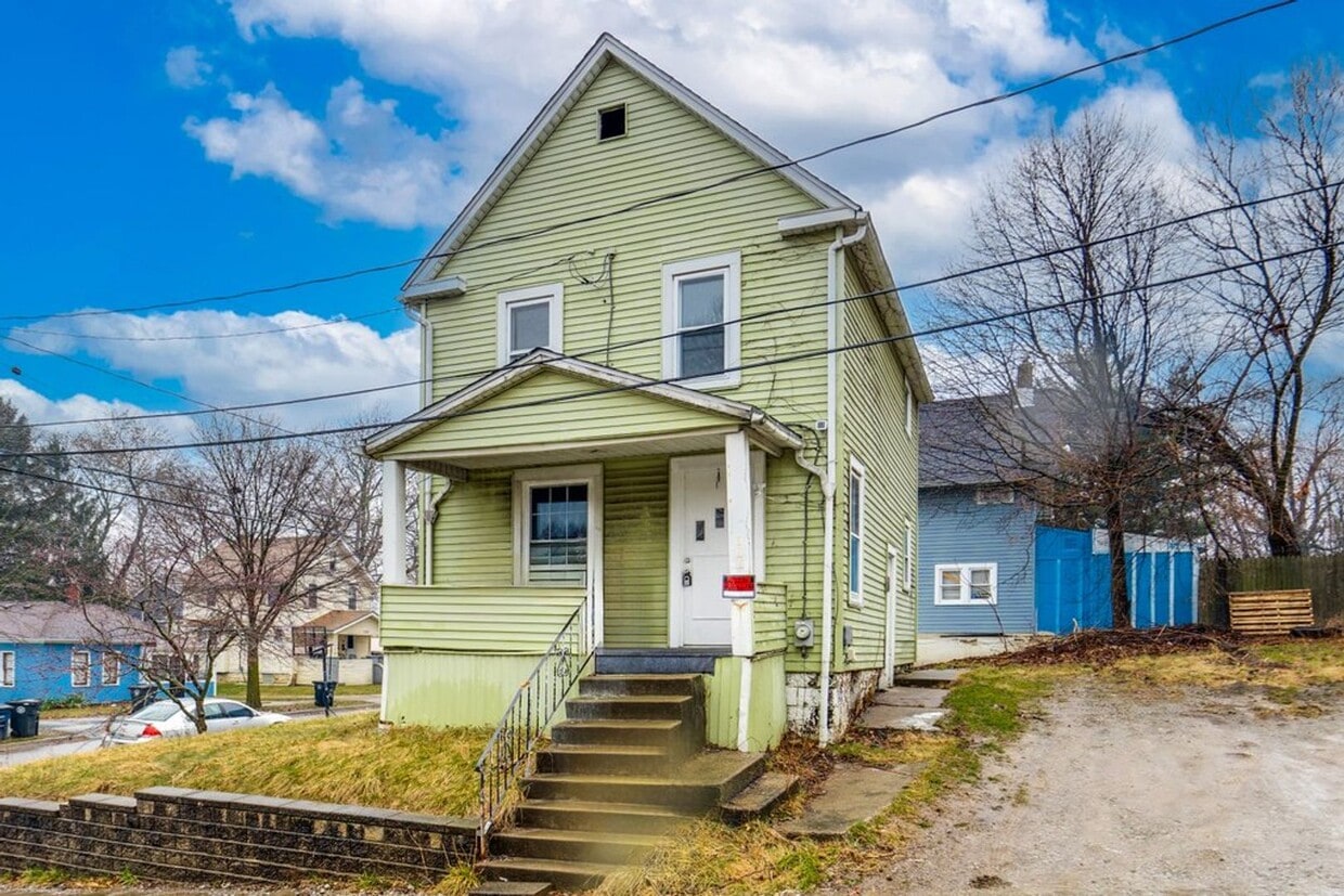 Foto principal - Spacious 3 Bedroom Akron Home