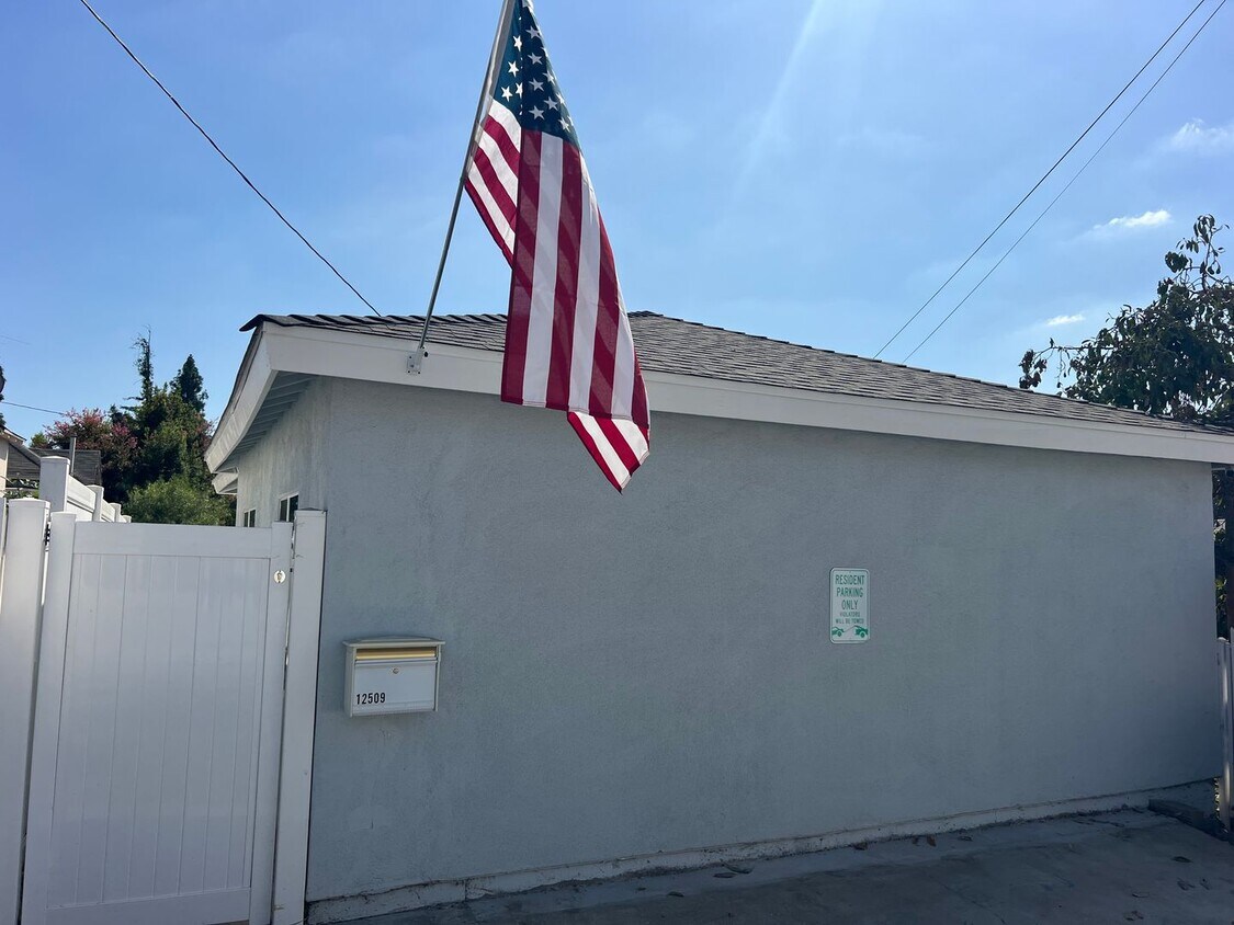 Primary Photo - Beautiful Back House with 2 Bedrooms and 2...
