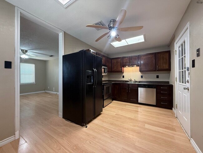 Foto del edificio - 5115 Kingston Dr