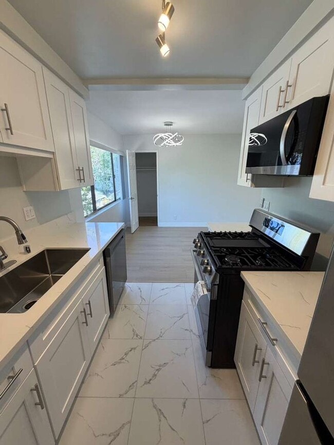 Foto del edificio - 7607 Norton Ave