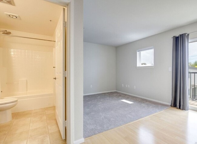 Building Photo - Top Floor Studio, Close To Greenlake