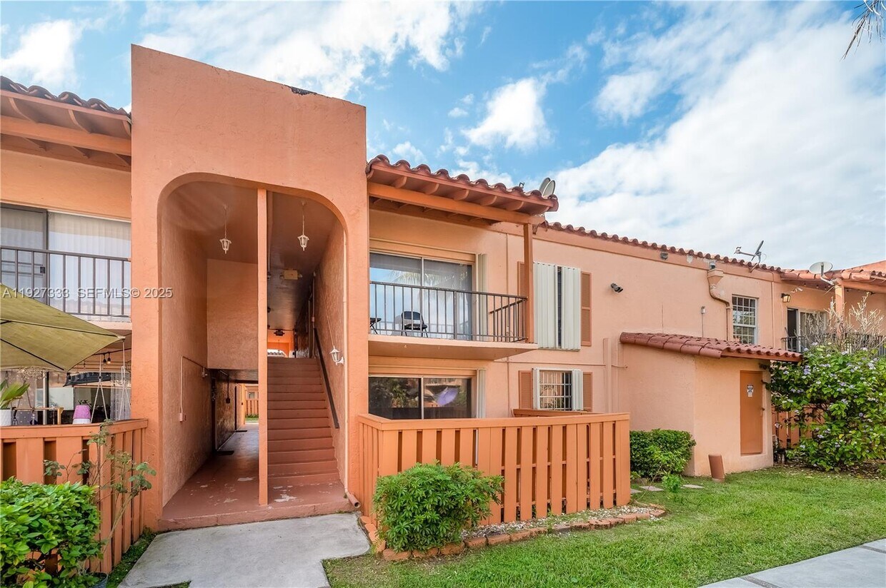 Foto principal - 7160 Fairway Dr