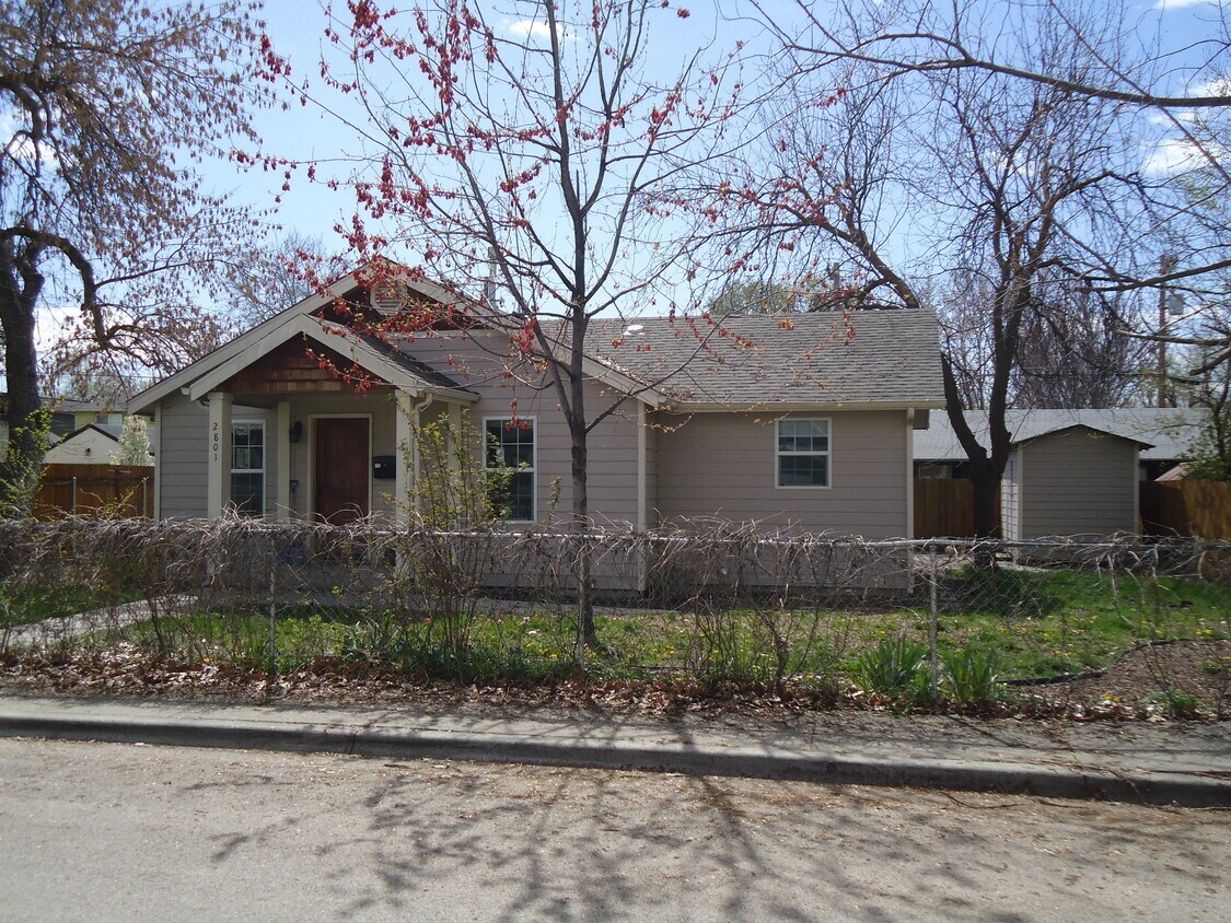 Front - 2801 W Stewart Ave