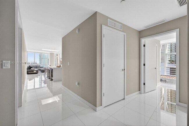 Building Photo - 851 NE 1st Ave