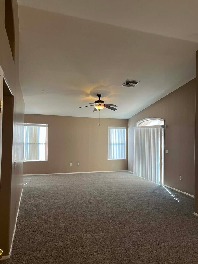 Foto del edificio - 8855 N Moonfire Dr