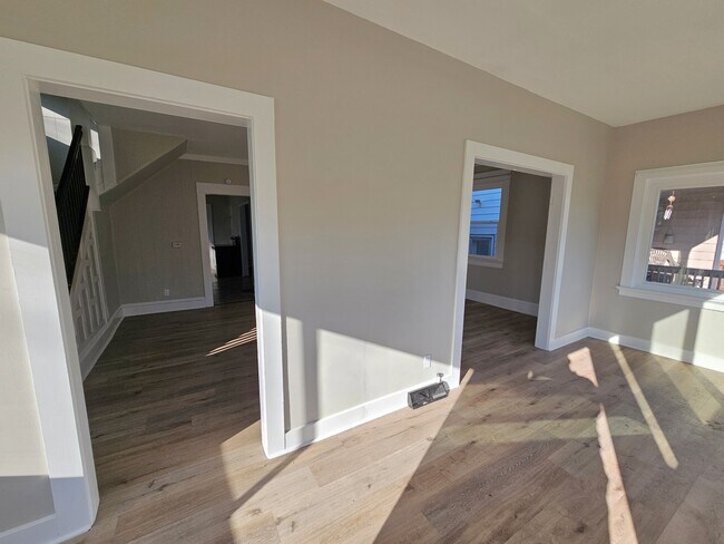 Building Photo - 930 3rd St