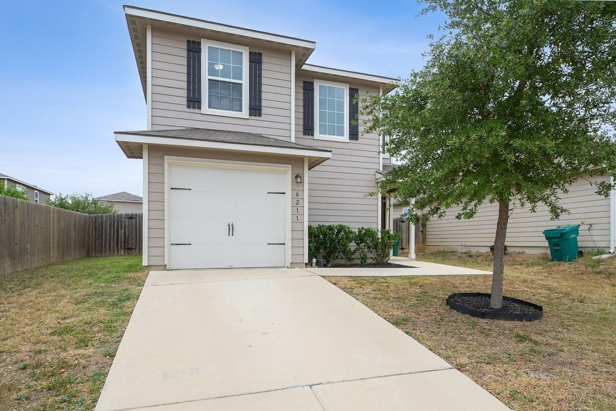 Foto principal - 6211 Baywood Cres