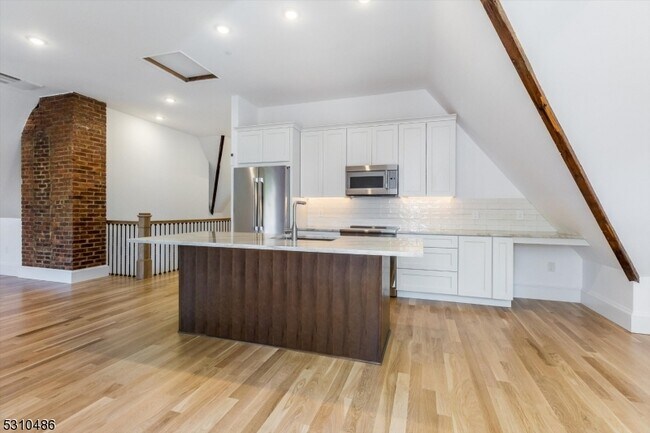 Building Photo - 63 Park St