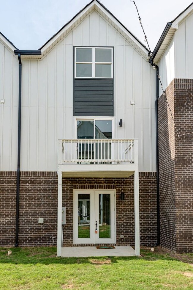 Building Photo - 5680 Sofias Cir
