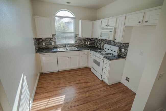 Foto del edificio - Charming 1-Bedroom Home in Saugus's Bordea...