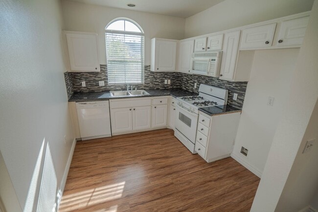 Building Photo - Charming 1-Bedroom Home in Saugus's Bordea...
