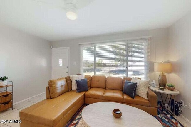 Foto del edificio - Charming Tempe 3 bedroom with no carpet!