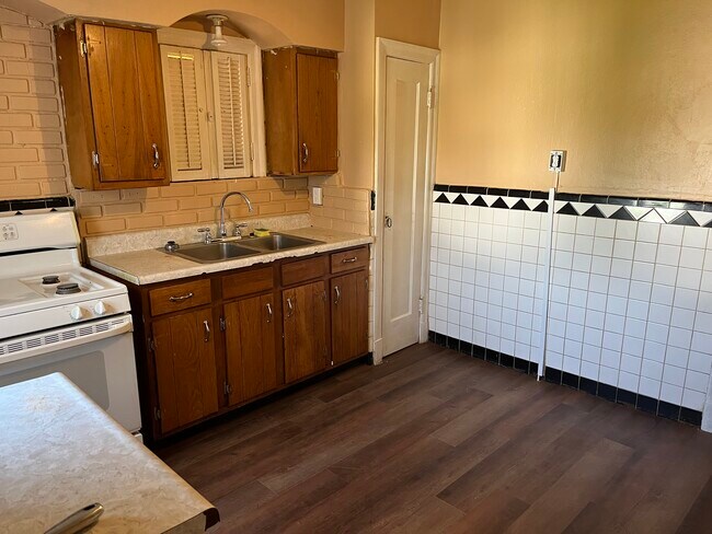 Building Photo - 5919 Dressell Ave