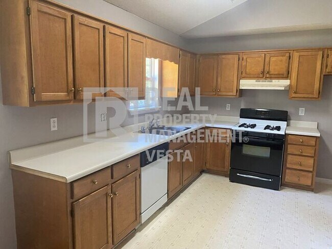 Building Photo - Spacious Three Bedroom House in South Macon
