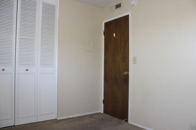 Building Photo - 2213 Roselake Ave