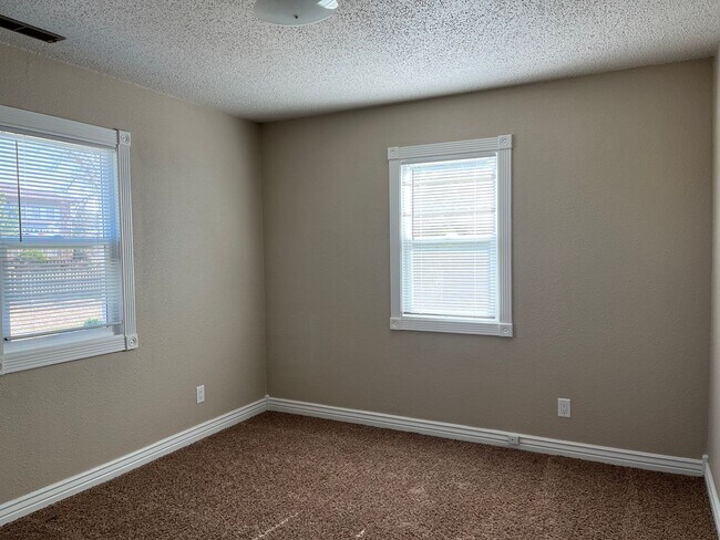 Foto del edificio - 2 BEDROOM, 1 BATHROOM SINGLE FAMILY HOME