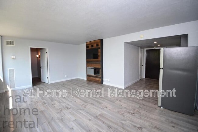 Building Photo - 410 W 7th St