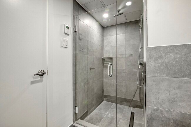 Building Photo - 3460 Rue Peel