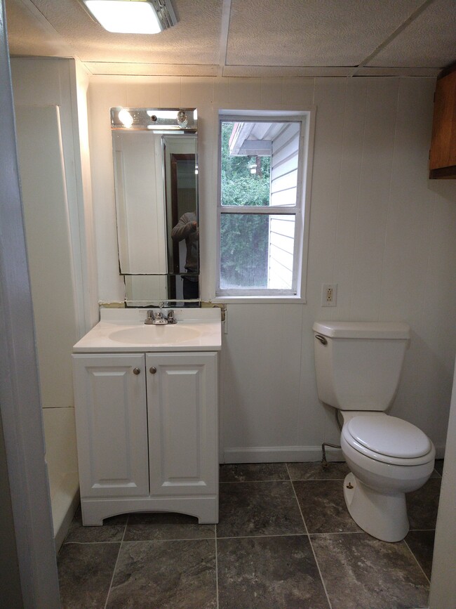 Building Photo - 4022 Oakwood Dr