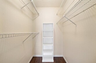 Building Photo - 2818 S Bartell Dr